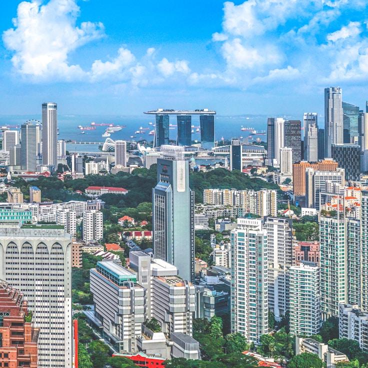 Parents evaluating schools in Portugal